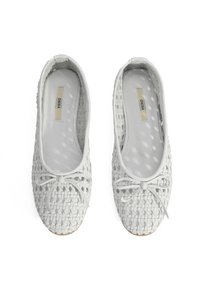 Weiße, geflochtene Ballerinas mit runden Zehen, die vorne eine kleine Schleife haben und ein glattes Innenfutter bieten. Flache, flexible Sohlen.