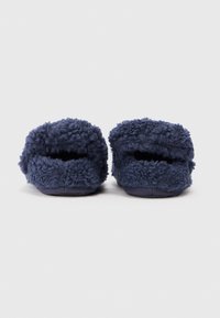 Kék, bolyhos fleece papucs párja, előrefelé nézve, sima fehér háttér előtt.