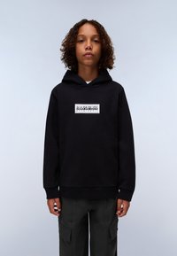 Fekete kapucnis sweatshirt, fehér logóval a mellkasán; puha anyagból készült, laza fazonnal és bordás mandzsetta ujakkal.