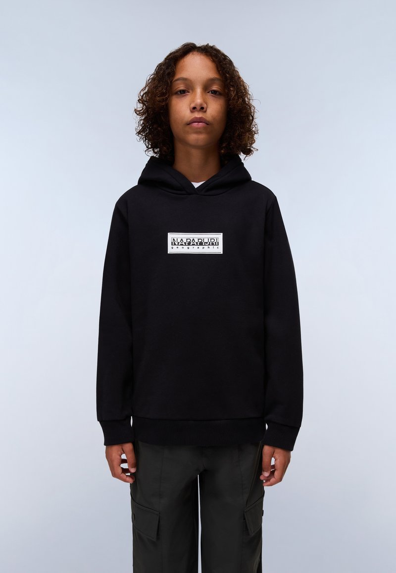 Fekete kapucnis sweatshirt, fehér logóval a mellkasán; puha anyagból készült, laza fazonnal és bordás mandzsetta ujakkal.