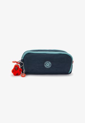 Donkerblauwe etui met een lichtblauwe rits, voorzien van een rond logo en een rode aap sleutelhanger. Gladde stof met een compact rechthoekig formaat.
