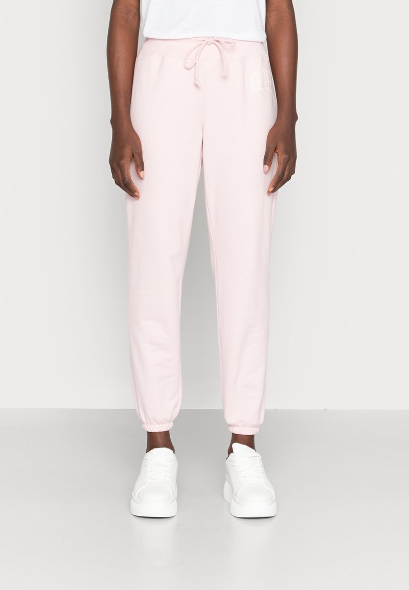 Ljusrosa joggerbyxor i mjukt tyg, med elastisk midja och dragsko, avslutade med ribbade anklar och en logodetalj på sidan.