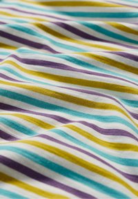 Tela de algodón a rayas con bandas alternas de blanco, turquesa, amarillo y púrpura. Textura suave con un aspecto fluido.