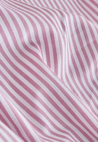 Puuvillane kangas vahelduvate roosa ja valge triipudega, millel on tekstuuriga koes peen muster. Pehme ja paindlik.