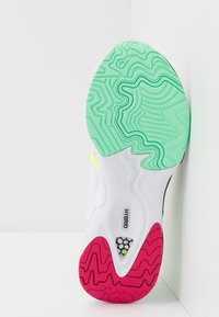 Weiße Sneaker-Sohle mit einem strukturierten Muster. Verfügt über Akzente in Mintgrün, Pink und Schwarz, beschriftet mit "HYBRID" in der Mitte.