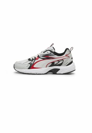 Baskets de sport blanches avec des accents rouges et noirs, présentant un dessus texturé, une semelle rembourrée et un laçage avec une languette de préhension.