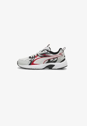 Baskets de sport blanches avec des accents rouges et noirs, présentant un dessus texturé, une semelle rembourrée et un laçage avec une languette de préhension.