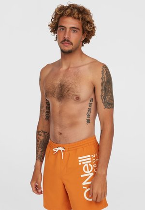 Shorts de bain orange avec taille à cordon, arborant un texte logo blanc sur le côté gauche. Le tissu semble léger et à séchage rapide.