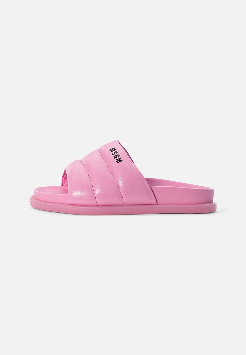 Sandale slide matelassée rose avec une large bride ornée du texte noir "MSGM", semelle plate et bout ouvert, vue de profil sur un fond blanc.