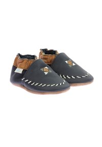 Chaussures pour bébé en cuir noir avec des accents en tissu marron, ornées de coutures blanches et de motifs en forme de diamant, sur une semelle en caoutchouc beige.