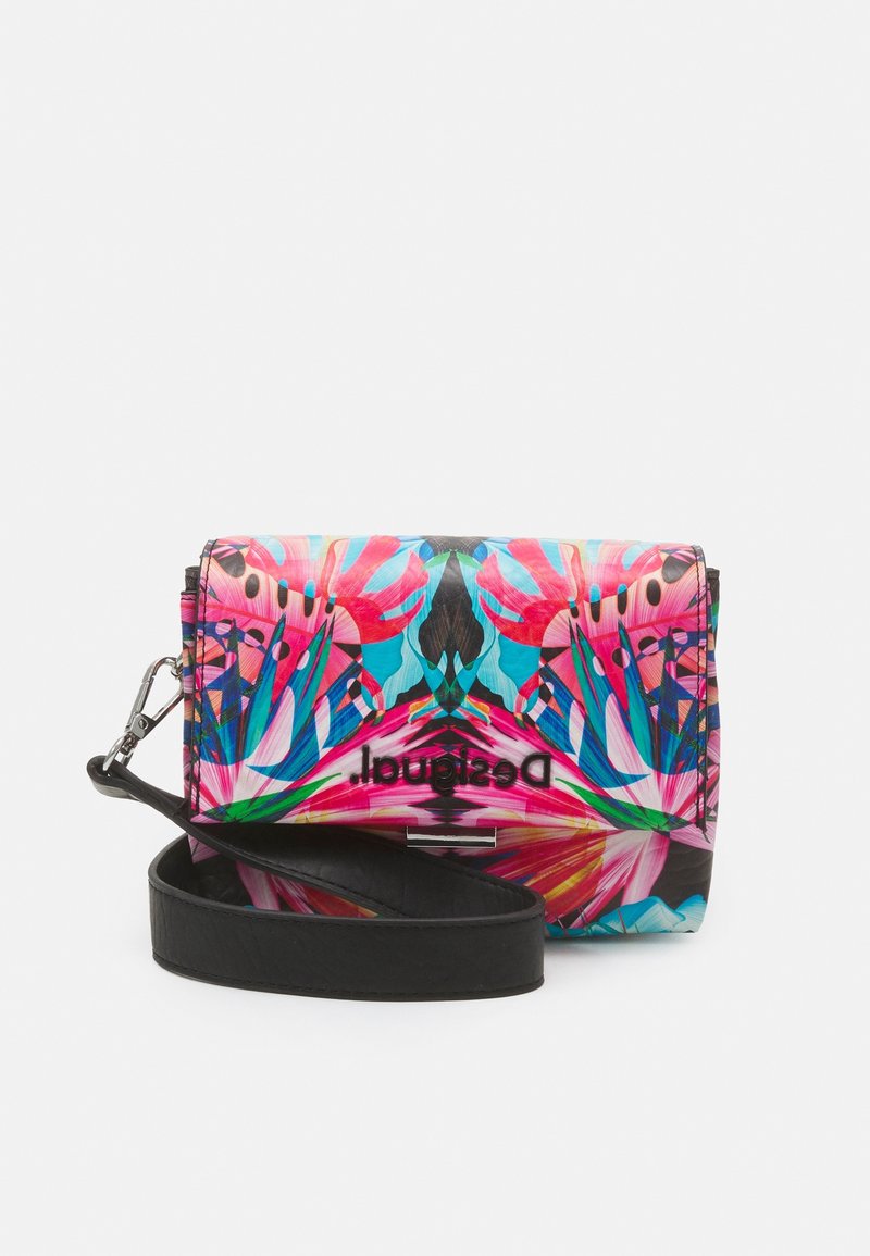 Kolorowa torebka typu crossbody w kwiatowy wzór z czarnym skórzanym paskiem, z zamkiem błyskawicznym i markowym logo z przodu.