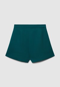 Shorts teal a vita alta con una cintura dritta e una leggera fessura centrale anteriore, esposti su uno sfondo grigio chiaro.