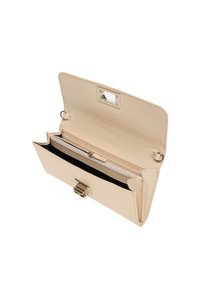 Cartera de cuero beige con un acabado texturizado, que cuenta con un cierre de plata y un compartimento con cremallera. El interior tiene forro negro y ranuras para tarjetas.