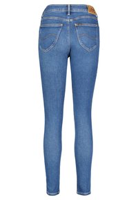 Jeans de denim azul ajustados con una cintura de media altura, que cuentan con bolsillos traseros y una etiqueta de cuero en la cinturilla. Textura suave, costuras mínimas.