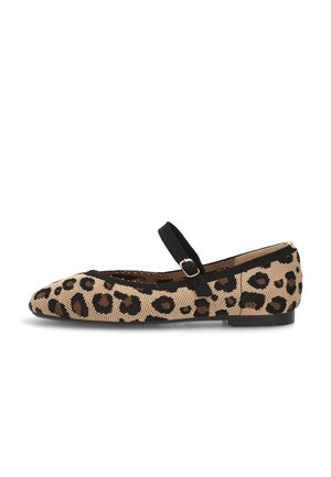Bailarinas de estampado de leopardo hechas de tejido texturizado, con una cinta negra y hebilla. Suela plana, forma de punta almendrada.