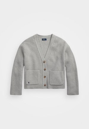 Cardigan en maille côtelée gris clair avec col en V, quatre boutons en bois, deux poches avant et un petit logo brodé sur la poche gauche.