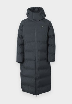 Lungo cappotto invernale nero con cappuccio, caratterizzato da una cerniera a tutta lunghezza e tasche laterali. Realizzato in tessuto liscio e isolante con sezioni trapuntate.