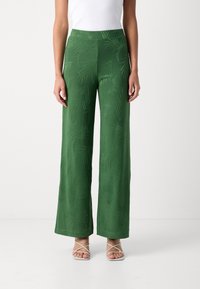 Zelené kalhoty s širokými nohavicemi, zdobené texturovaným vzorem palmových listů. Vyrobené z hladké látky, s vysokým pasem a bočními kapsami.