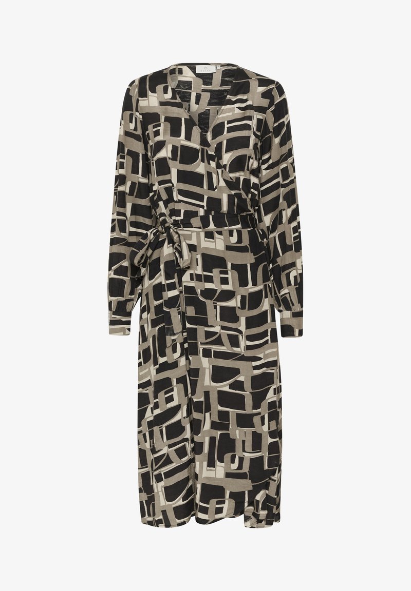 Dlouhá šaty s překříženým designem, vyrobené z lehkého materiálu s výrazným černo-bežovým geometrickým vzorem. Obsahuje dlouhé rukávy a pásek v oblasti pasu.