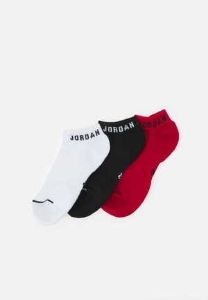 Tre par ankelsokker i hvid, sort og rød. Hver par har en ribbet manchet med "JORDAN" trykt i kontrastfarve.