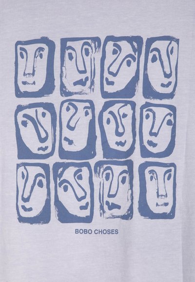 Douze visages bleus abstraits dans des cadres carrés disposés en grille sur un fond clair avec le texte "BOBO CHOSES" en dessous.