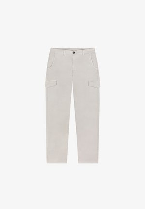 Pantalones cargo beige claro con bolsillos de solapa laterales, bolsillos frontales inclinados, trabillas para cinturón y cierre de botones, mostrados planos sobre un fondo blanco.