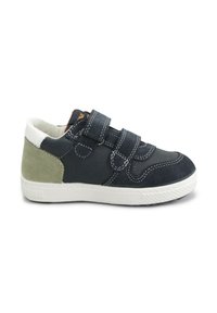 Sneaker blu in suede con suola in gomma bianca, due cinturini in velcro e accentuazione in suede verde sul tallone. Dettagli cuciti sulla parte superiore.
