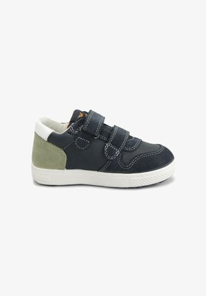 Sneaker blu in suede con suola in gomma bianca, due cinturini in velcro e accentuazione in suede verde sul tallone. Dettagli cuciti sulla parte superiore.