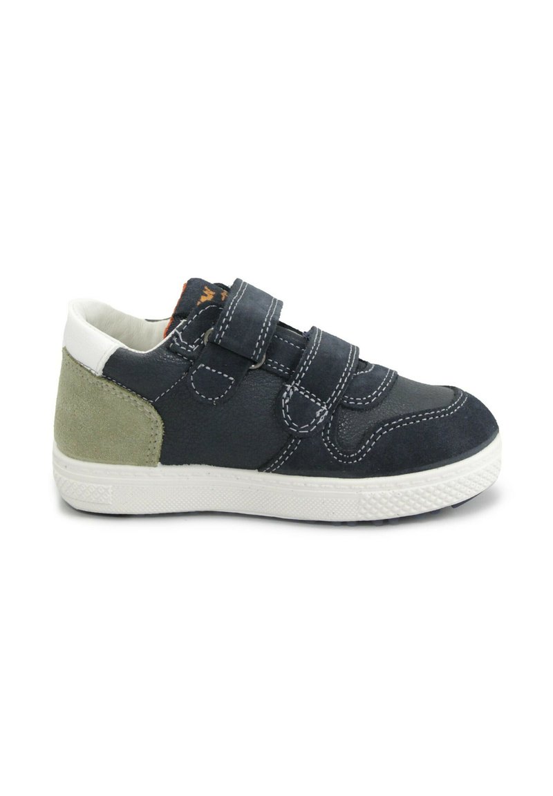 Sneaker blu in suede con suola in gomma bianca, due cinturini in velcro e accentuazione in suede verde sul tallone. Dettagli cuciti sulla parte superiore.
