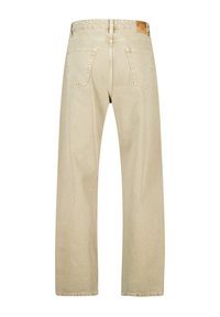 Vaqueros rectos beige con dos bolsillos traseros, pasadores para cinturón y una etiqueta de cuero marrón de la marca en la cinturilla.