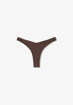 Barna tanga alsónemű sima anyagból, V-alakú derékvonallal, minimális takarással és varrás nélküli kialakítással.