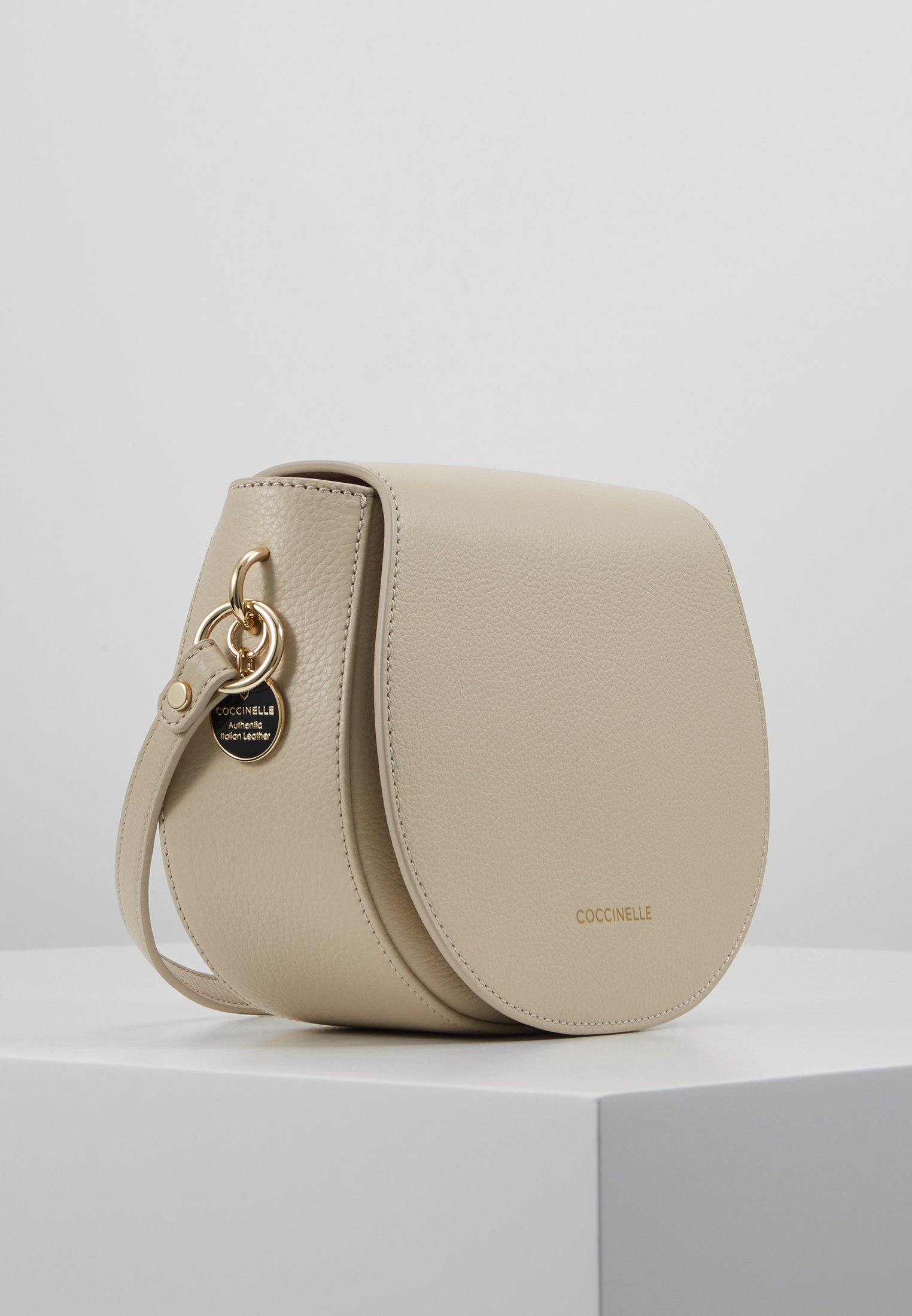 Coccinelle ALPHA SADDLE Skulderveske seashell Zalando.no Coccinelle ALPHA SADDLE Skulderveske seashell Zalando.no