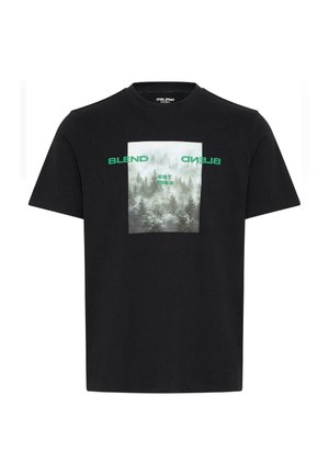 Camiseta negra de manga corta con un gráfico de bosque brumoso y texto verde que dice "BLEND" y "EST. 1993" en el pecho.