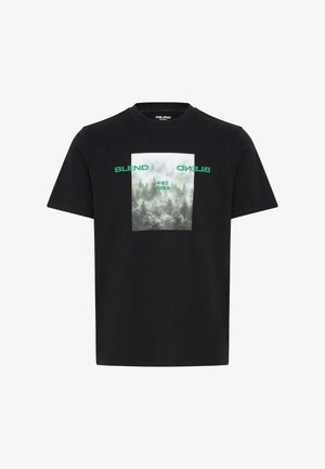 Camiseta negra de manga corta con un gráfico de bosque brumoso y texto verde que dice "BLEND" y "EST. 1993" en el pecho.