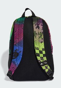 Mångfärgad ryggsäck med geometriska mönster; har en strukturerad svart botten, vadderade remmar och ett handtag på toppen för bärande.