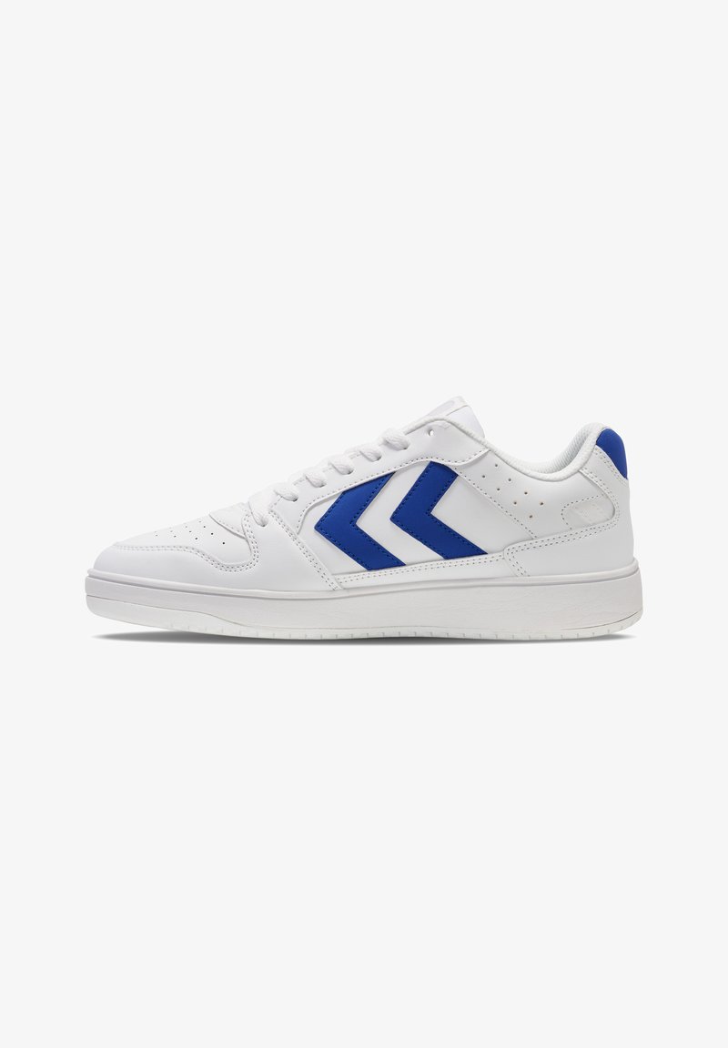 Sneaker bianco con design a chevron blu, realizzato in materiale sintetico liscio. Presenta una punta arrotondata, chiusura con lacci e suola testurizzata.