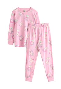 Rosa pyjamaset av mjukt tyg med långärmad topp och byxor med elastisk midja, prydd med fantasifulla mönster av enhörningar och moln.