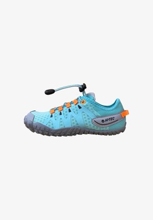 Zapatilla deportiva de color azul claro con suela gris, que presenta detalles en naranja, un diseño de malla y un sistema de cordones rápido para un ajuste seguro.