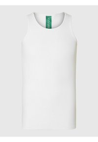 Hvit bomulls singlett med rund hals, med en grønn etikett på innsiden av kragen. Glatt tekstur og tettsittende design.