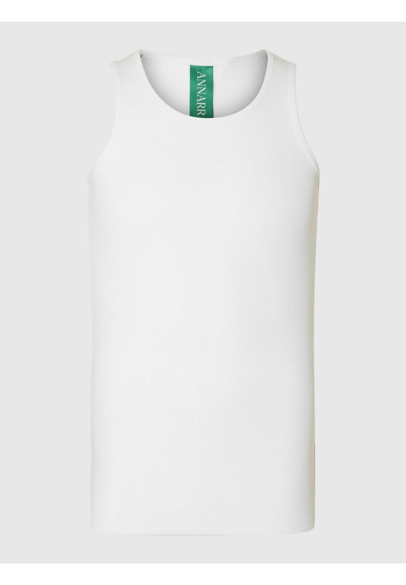 Hvit bomulls singlett med rund hals, med en grønn etikett på innsiden av kragen. Glatt tekstur og tettsittende design.