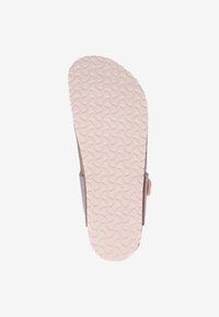 Brune sandaler med en teksturert, bølgete hvit såle, og en brun stropp med justerbare deler for en sikker passform.