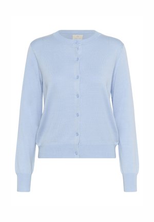 Cardigan de culoare albastru deschis, confecționat dintr-un material moale, cu un decolteu rotund, închidere frontală cu nasturi, mâneci lungi și tivuri și mansete ribbed.