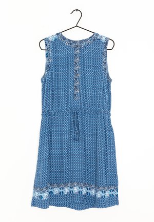 Robe bleu sans manches avec un motif imprimé, dotée d'un col rond, de boutons sur le devant et d'une taille réglable avec cordon.