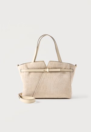 Beige Tragetasche mit Krokodilmuster, V-förmiger Aussparung, schmalem Gürtel-Detail, doppelten Griffen und abnehmbarem Schulterriemen auf weißem Hintergrund.