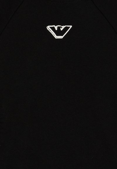 Juodas medvilninis marškinėliai su apvaliame kakle, su balta logotipo detale ant krūtinės, pasižymintys lygiu paviršiumi ir prigludusia forma.