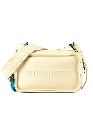 Rechteckige Umhängetasche aus cremefarbenem Leder mit breitem Riemen, silbernen Beschlägen, blauem Karabiner und geprägtem "PATRIZIA PEPE" Schriftzug auf der Vorderseite.
