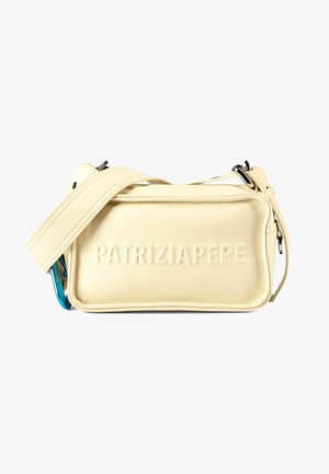 Sac bandoulière rectangulaire en cuir crème avec large sangle, quincaillerie argentée, mousqueton bleu et logo "PATRIZIA PEPE" embossé sur le devant.