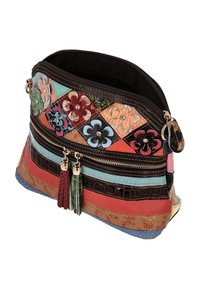 Multifarvet læderhåndtaske med blomsterprint, strukturerede paneler og to kvaster. Har en øverste lynlås og dekorative syninger.