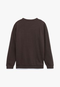 Sudadera marrón de mangas largas hecha de una tela suave y texturizada. Presenta un cuello redondo y puños y dobladillo acanalados. Vista trasera.