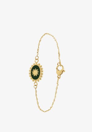 Gouden schakelarmband met een ovale groene hanger met een stralend ontwerp, gestructureerde randen en een karabijnsluiting.